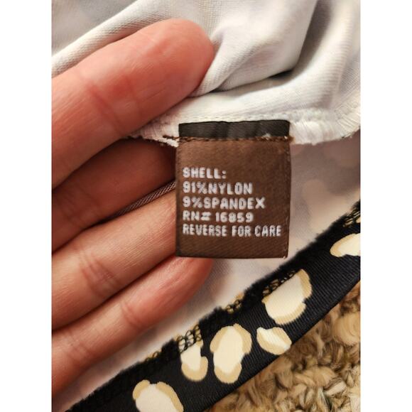 J. MCLAUGHLIN Smooth Stretch Leopard Print V-Neck Top Size Large - Picture 5 of 6